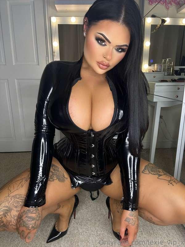 Do you like seeing domme content? 🖤