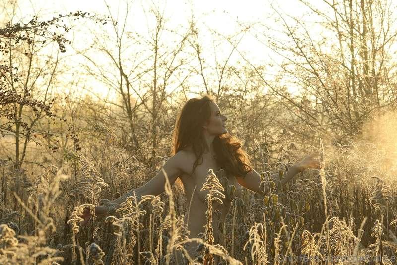 I love nude photoshoots in nature. Imagine you in the mornin..