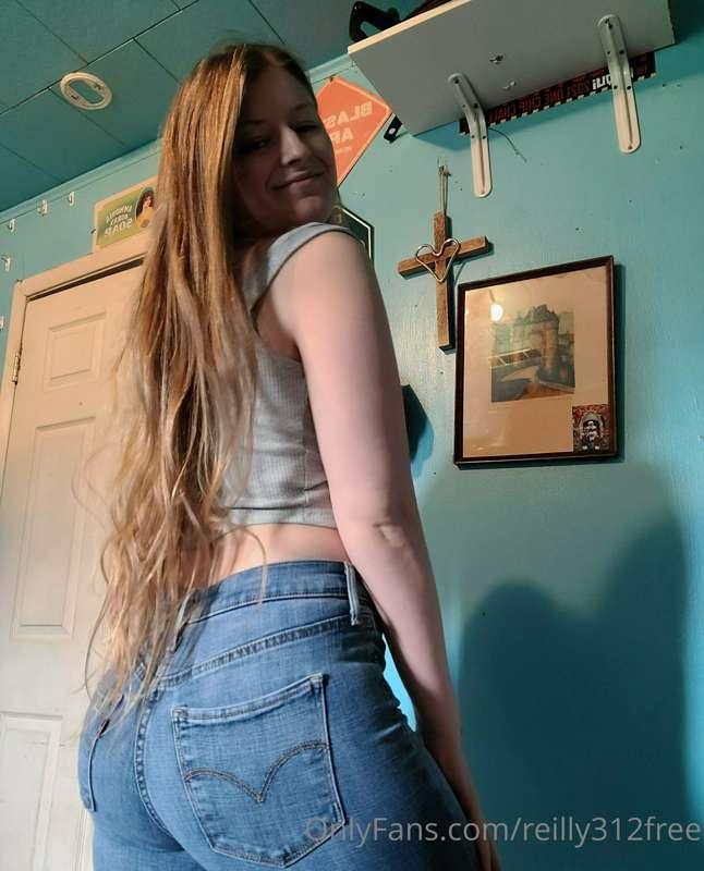 🤤😗😘 whos ripping these clothes off??