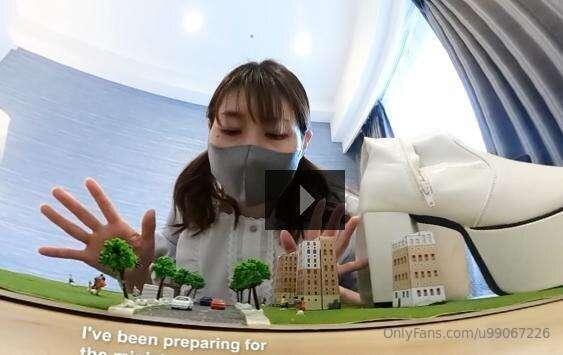 【360°VR】A maid tramples a master in a miniature town1ミニチュアの街..
