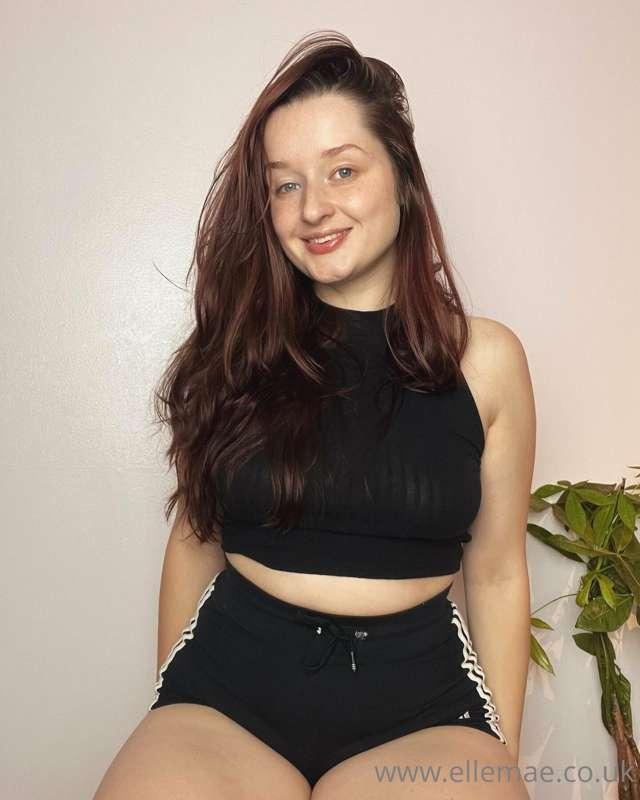 Curvy hips & pretty lips 😘