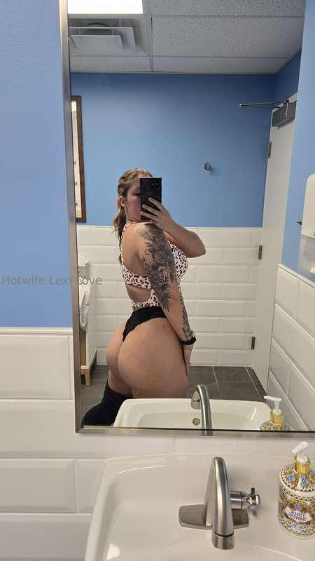 Need to be bent over this sink ASAP 😈🙈