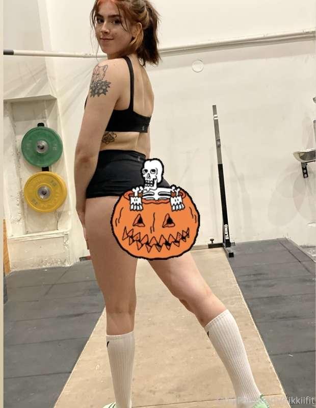 it’s spooky szn which means fat booties that are as big as p..