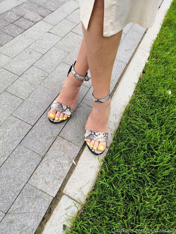 Walking with my bold yellow pedi