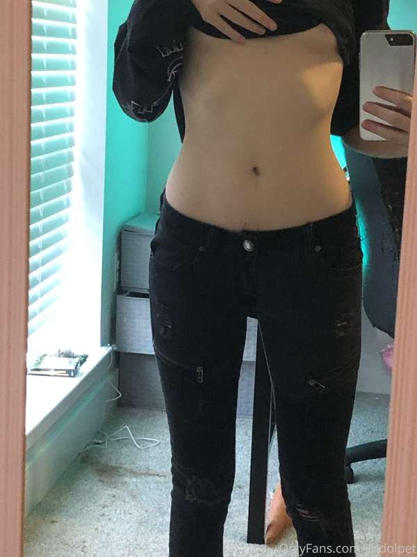tummy pic w low rise jeans 🖤i hardly wear anything low waist..