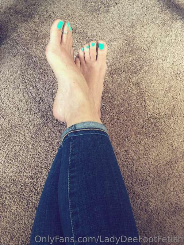 I really love the way this color pops on my toes!

Happy TOE..