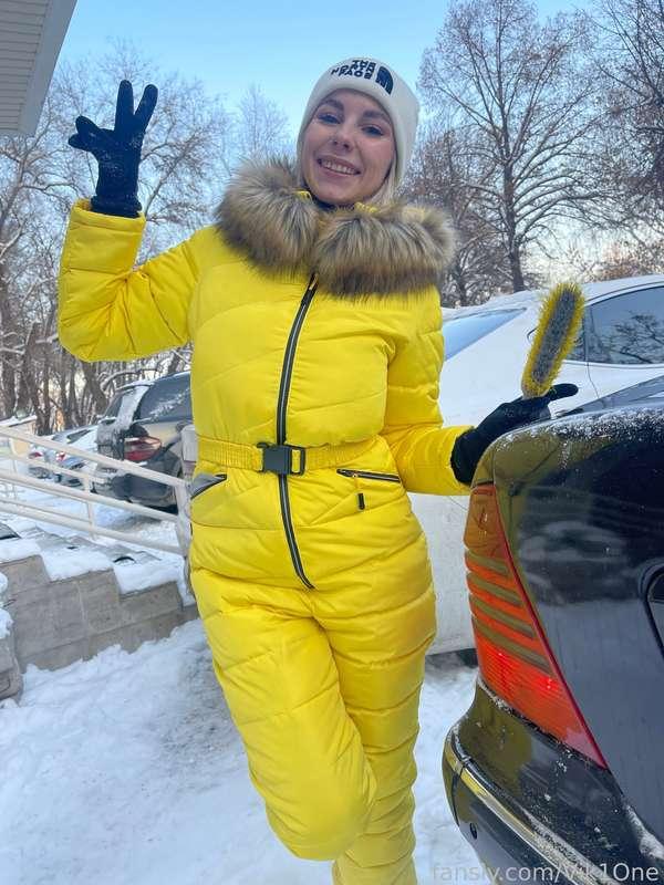 I love ❤️ winter ❄️ and snow 🌨️🥶🌨️🌨️🌨️ soooo much ❄️❄️❄️❄️
And you?

Do you think yellow 💛💛💛 fits me?

#fyp #skiing #jacket #snow #winter #yellow #overall #fur #furry #hat #blog #reallife