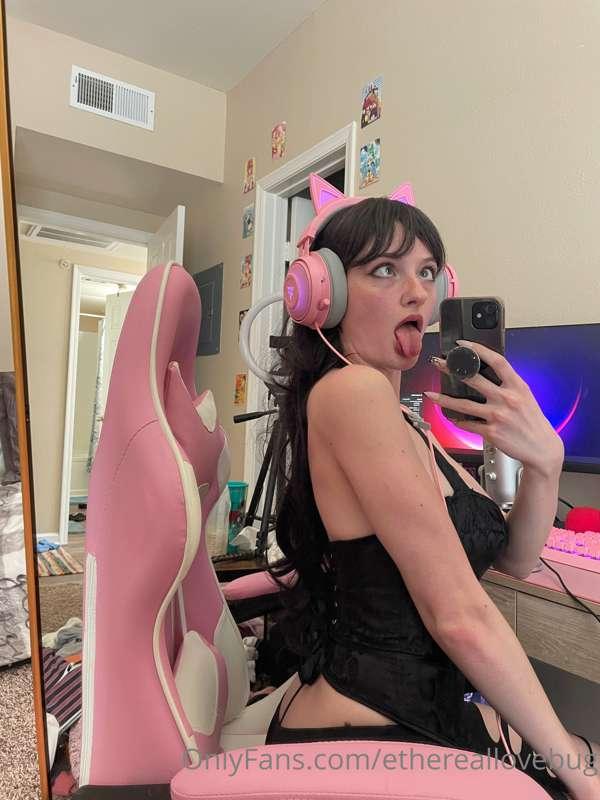 Swipe for fat pussy lips 🖤🗡