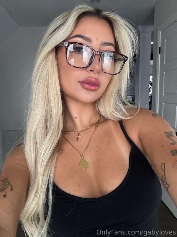glasses and messy hair combo >>>😍