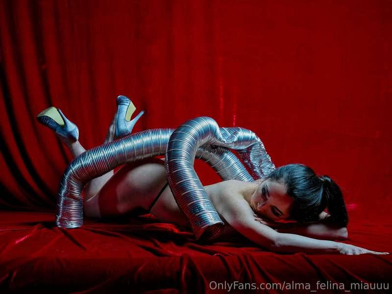 Androide 💋
Sensualidad de piel y metal⚙️⚙️