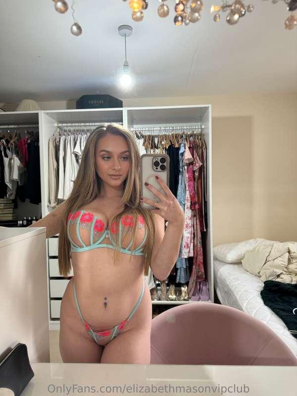 This lingerie set is 100% my favourite💕Am I your favourite g..