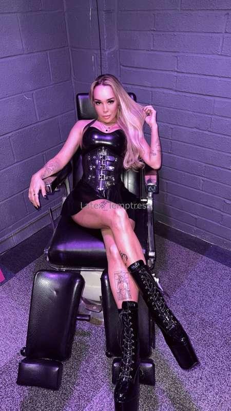 Your queen 👸 🖤