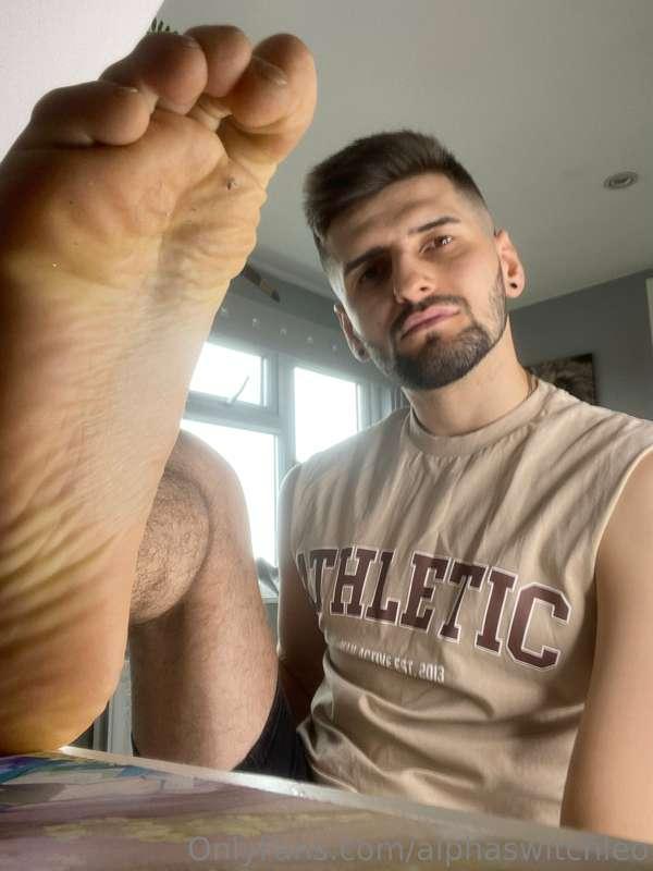 Look at them perfect sweaty soles😈