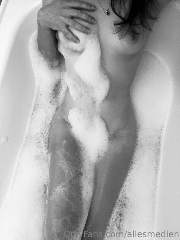 B/W bath pics for your weekend love
