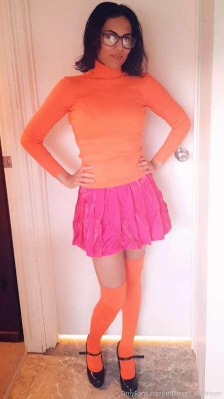 I found my old velma cosplay! Now who wants me to kick them ..