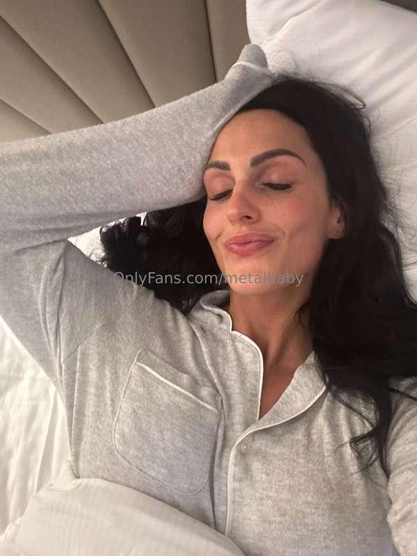 bedtime selfie 😍 DM me so we can talk while i'm in bed...