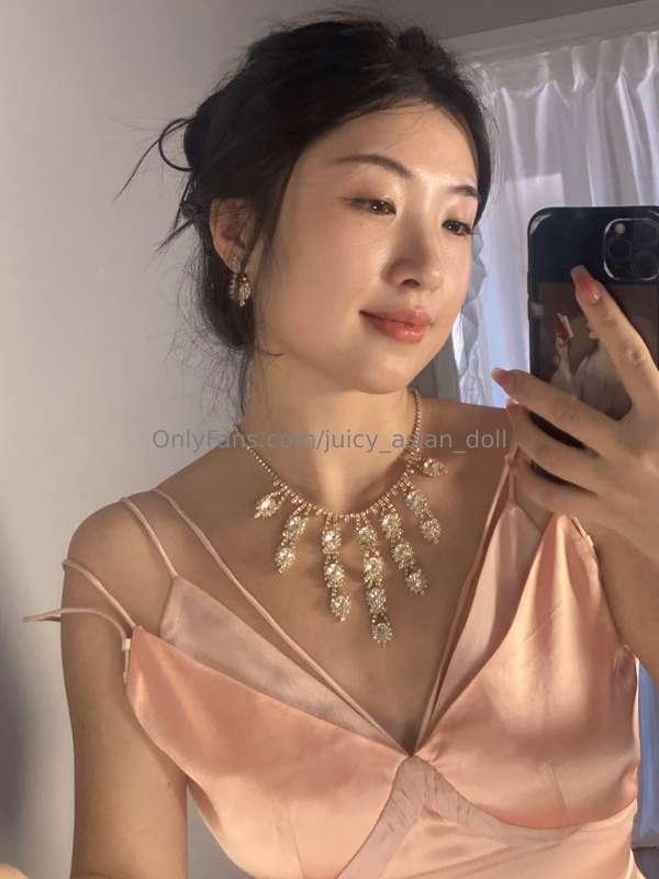 Good news: I took a picture with this necklace Bad news: I c..