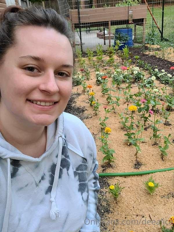 Enjoy these garden tour photos! As spring comes into full sw..