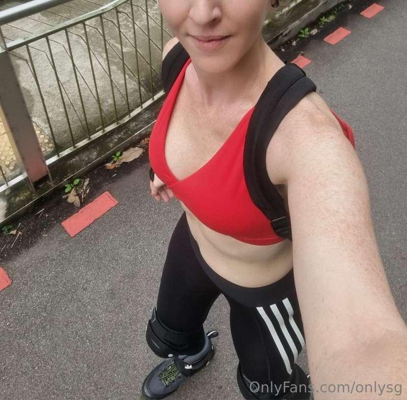 Looking for a ang moh milf in sg? What are you waiting for s..