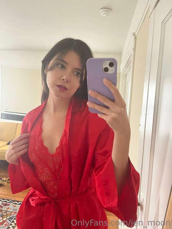 red is such a seductive color 🍒