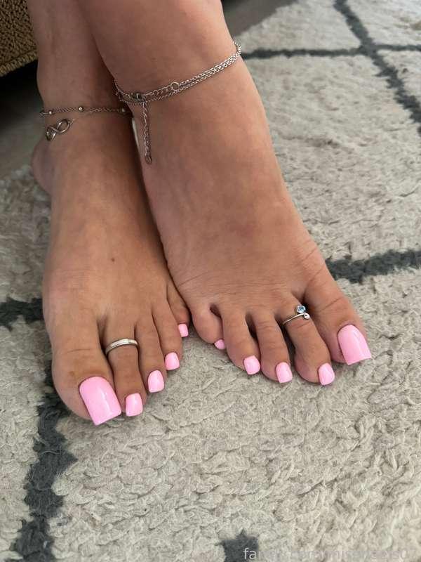 Do you like my macro photosets? 😍
#Feet #foot #worshipping #heels #footfetish #footjob #shoejob #stockings #nylon #soles #toes #sandals #footlicking #wedges #pedi #manicure #longnails #nails #legs #highheels #mules #pedicure #shoes #feetfetish #legs #cumshot #cum #cumonfeet 