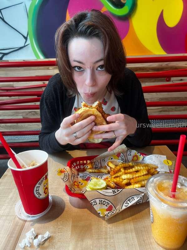 I tried Dave’s hot (not) chicken for the first time! It was ..