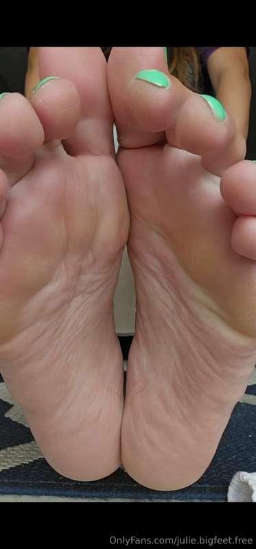 5-min JOI making you smell my feet with lots of spreding and..
