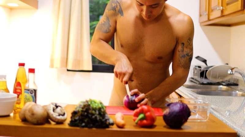 Video | Naked Veggie Rolls, a healthy and delicious vegetarian meal!