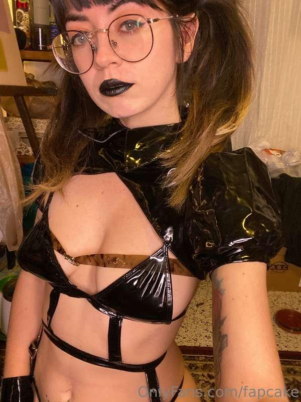 Hands up if you want a goth gf for Halloween 