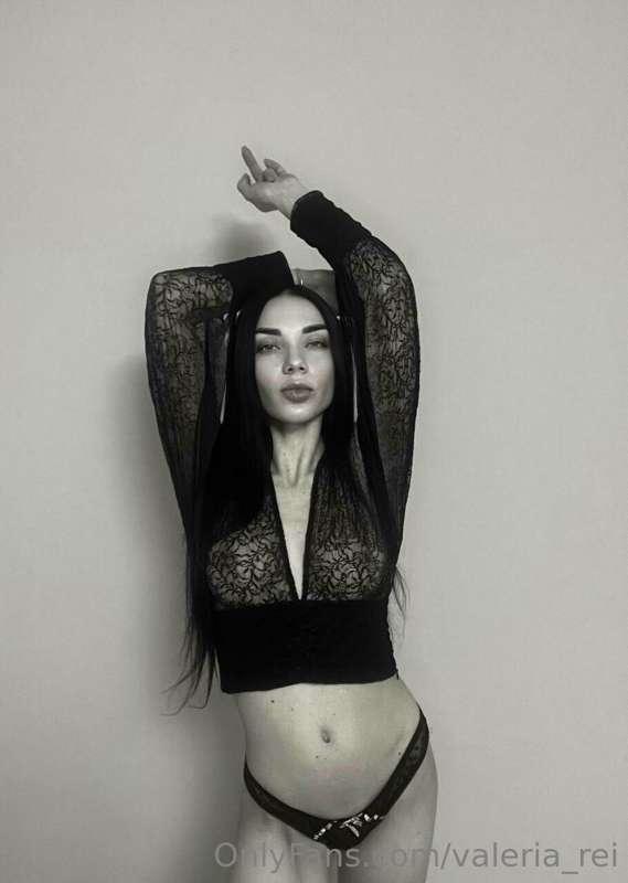 Do you want to see what is under the clothes ?🔞