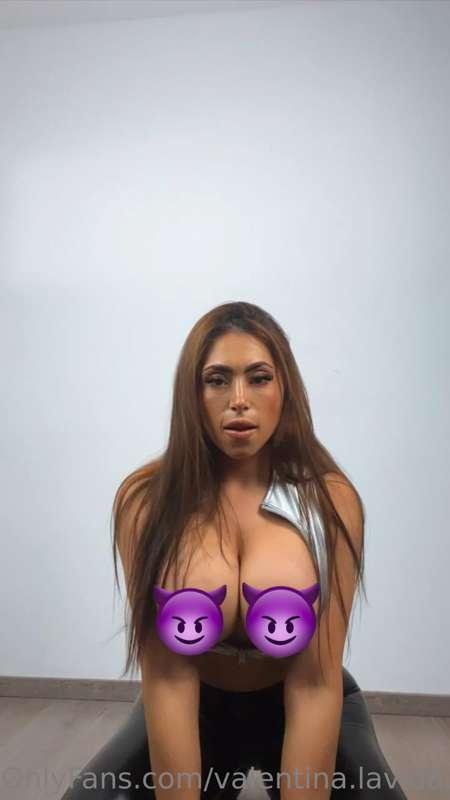 Big tits 🍼🍼 big ass🍑 and a horny leather slut who wants to s..