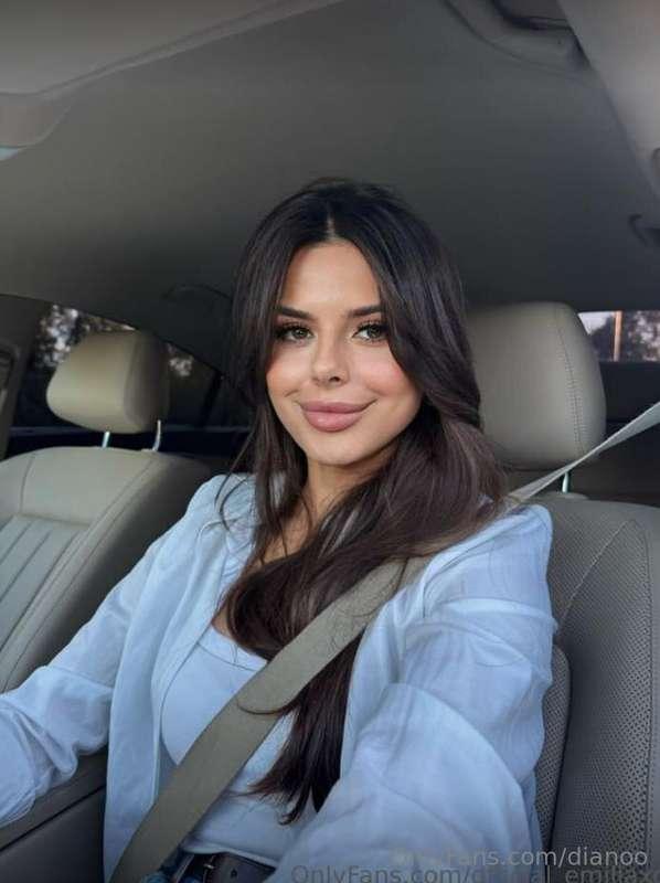 YOUR SEXY HOTTIE @official_emiliaxo WITH JUICY SHAPES🤤🍓 FRES..