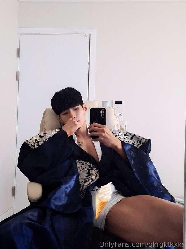 구독자 여러분ㅎㅎㅎ... 곤룡포 좋아하시나요?  저는 동양적인 옷들도 좋아해서 릴스 찍을 겸 한번 입어봤습니..
