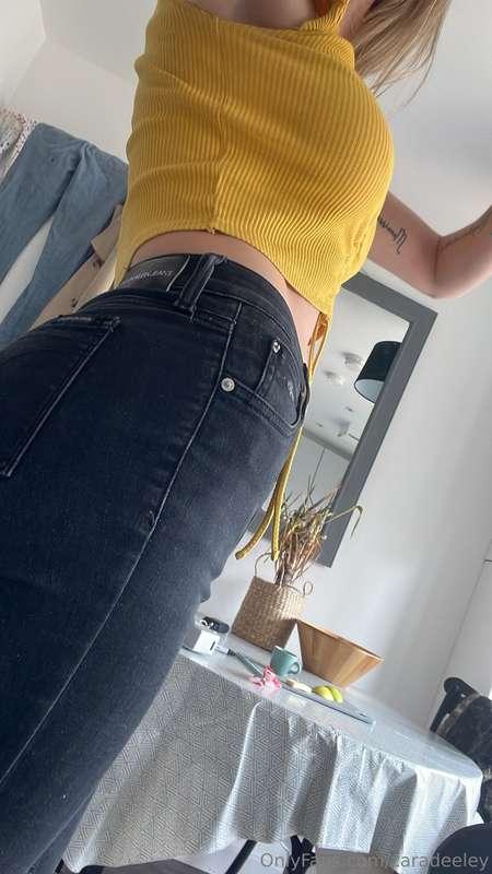 I love these jeans with a crop top 😍