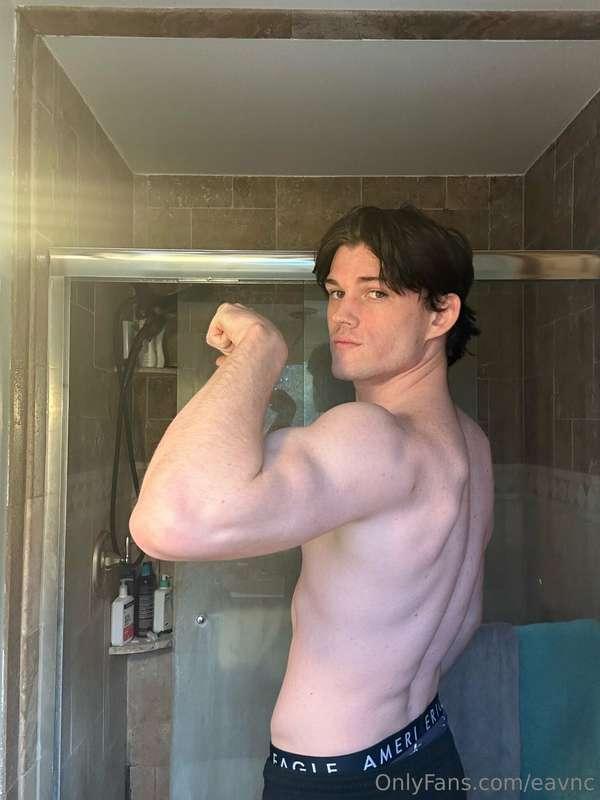 Afternoon flex… not just the biceps, but the attitude too 💪