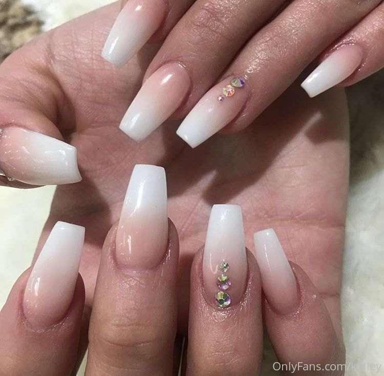 pls help me decide which nails to get 🥺