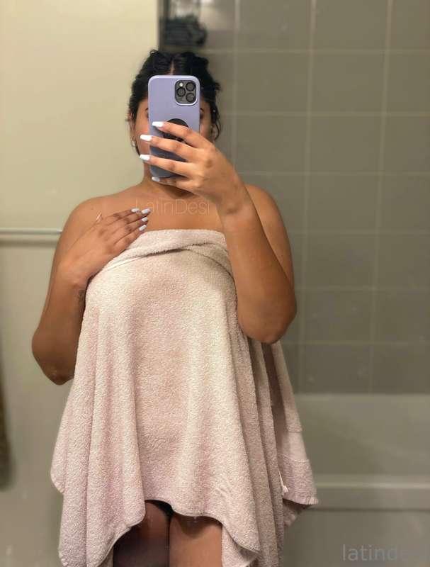 Keep swiping to take the towel off of me 😏➡️