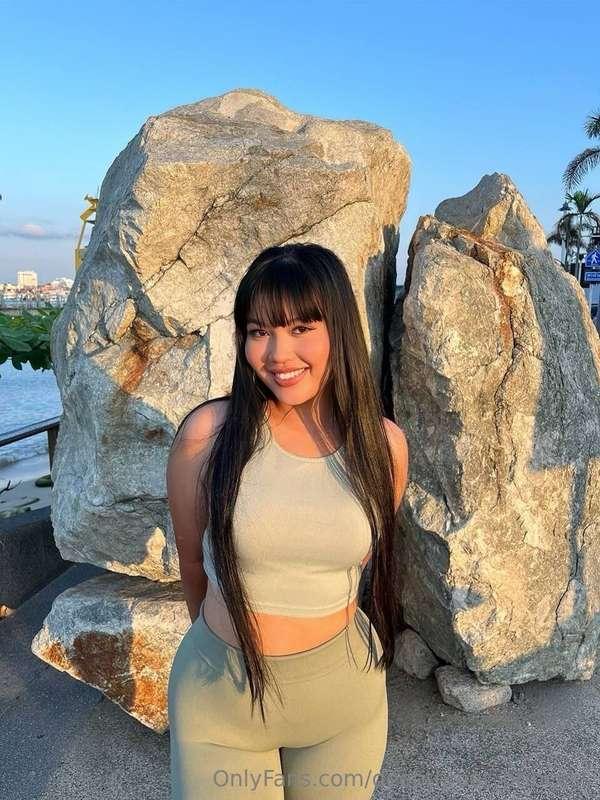 Lmk if your dick is as hard as a rock behind me 😍