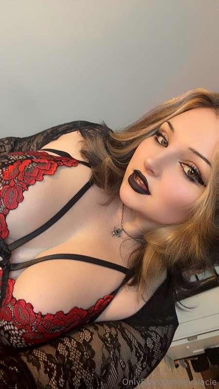 red lace lingerie makes me feel soo sexy 🖤