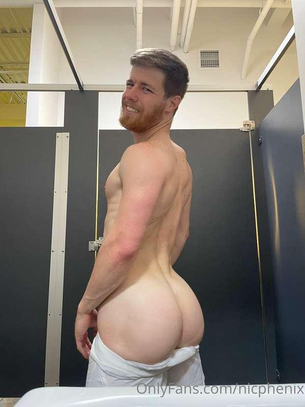 Gym photos uncensored!! I'd love a collab in a gym locker ro..