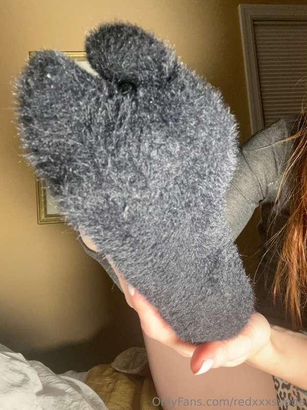 SMELLY fluffy socks 🥵🦶💦 who wants them? Message me to claim!..