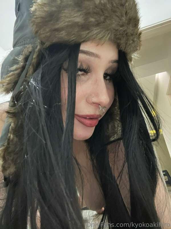 do u like my face or my pussy?🖤😈