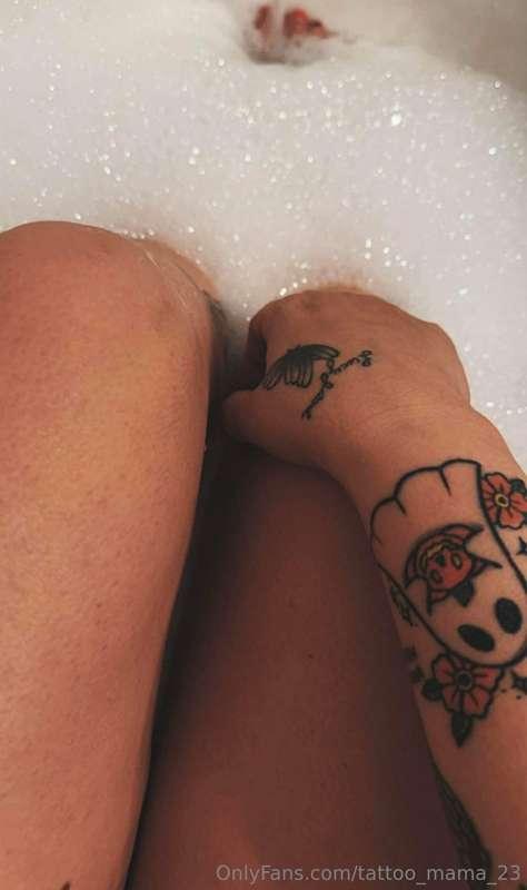 Time relax in some hot bubble bath 🛀 relax then tan so I can..