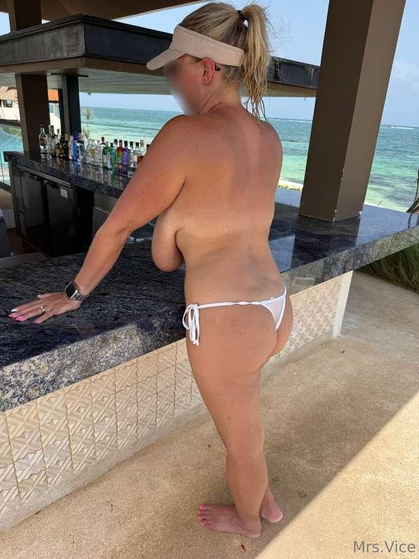 A couple more of me ordering a drink 😇