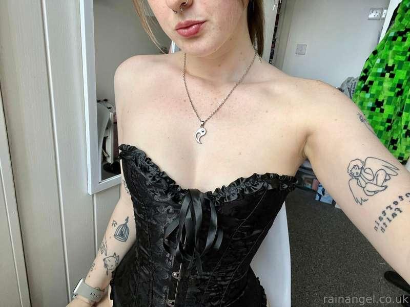 I love corsets…but not how hard they are to get on! 🤣