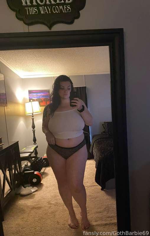 Good morning lovers!!! Santa is coming in a few days…there’s still time to get on the naughty list 😉 😈 come play with me. #milf #horny #boobs #tits #naturalboobs #bigtits #thickthighs #thick #bbw #pawg #goodgirl #fyp #amateur #goth 