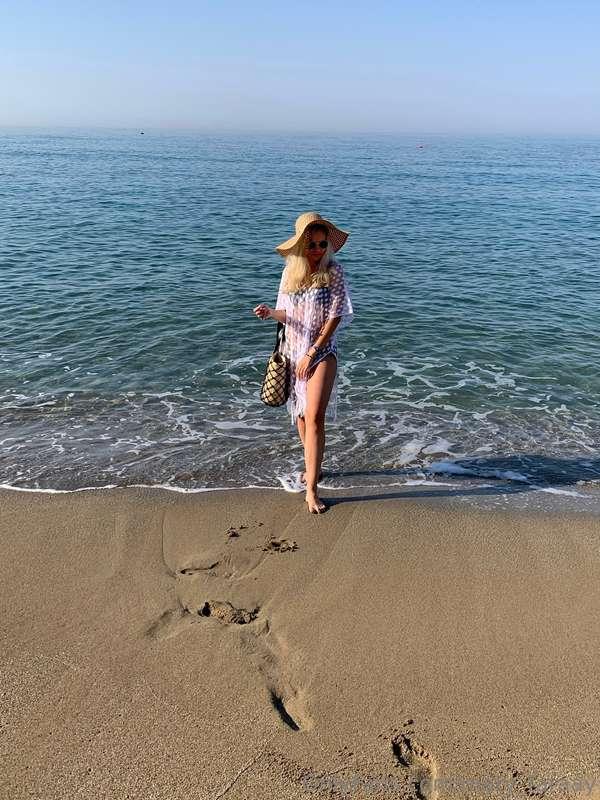 Beach, sea, sand, sun... time to sunbathe and bask in the su..