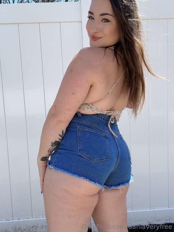 Everyone needs a good pair of denim shorts 💙