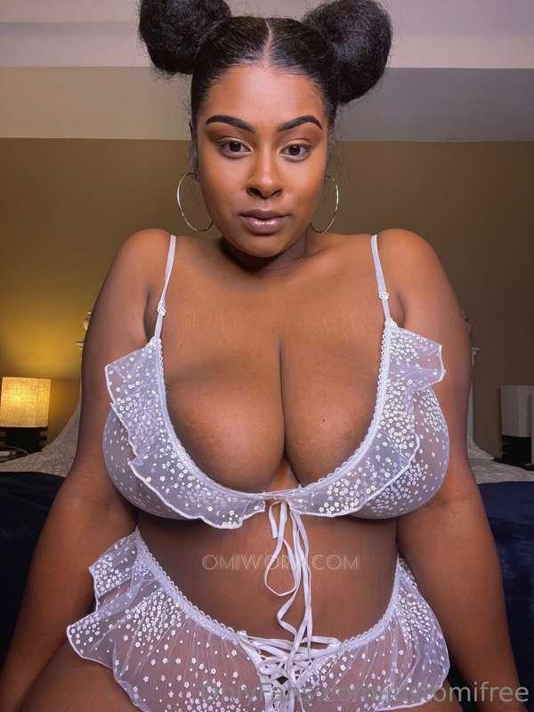 I love how my titties look in this top ☺️