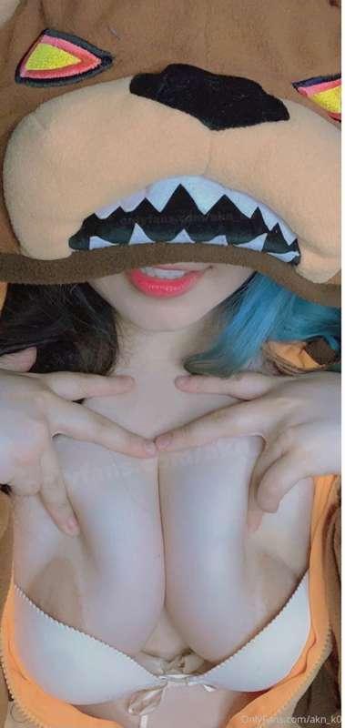"¿Has visto mi oso Tibbers?" 🐻🔥✨ 
Adoro mi kigurumi 🥺💖... Pe..